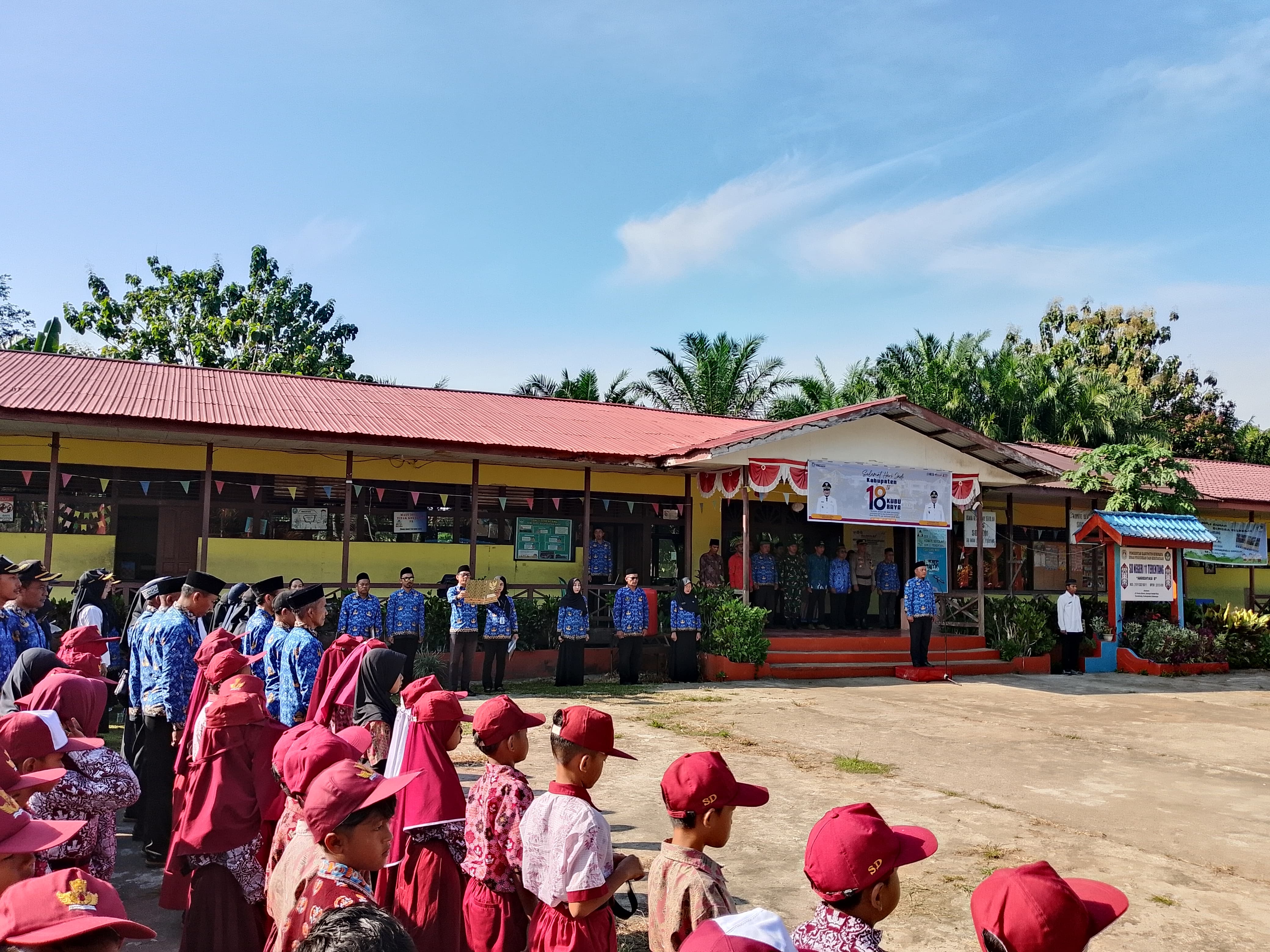 Plt. Camat Terentang Pimpin Upacara HUT Kubu Raya ke-18 di SDN 11 Terentang